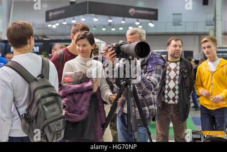 I visitatori non riconosciuta di collaudo macchine fotografiche professionali su Nikon stand durante la CEE 2016. Foto Stock