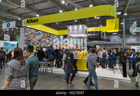 I visitatori non riconosciuta di collaudo macchine fotografiche professionali su Nikon stand durante la CEE 2016. Foto Stock