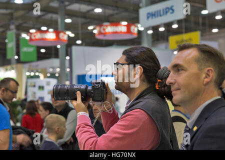 I visitatori non riconosciuta di collaudo macchine fotografiche professionali su Nikon stand durante la CEE 2016. Foto Stock