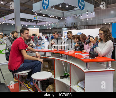 I visitatori non riconosciuta di collaudo macchine fotografiche professionali a Canon stand durante la CEE 2016. Foto Stock