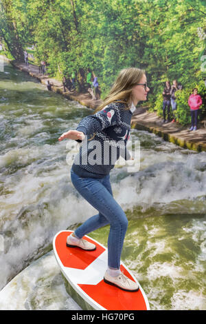 Sconosciuto bianco giovane ragazza pone per foto su Canon stand durante la CEE 2016, la più grande fiera di elettronica dell'Ucraina. Foto Stock