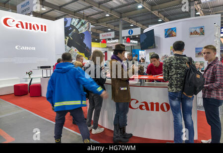 I visitatori non riconosciuta di collaudo macchine fotografiche professionali a Canon stand durante la CEE 2016. Foto Stock