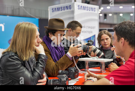 I visitatori non riconosciuta di collaudo macchine fotografiche professionali a Canon stand durante la CEE 2016, il più grande electron Foto Stock