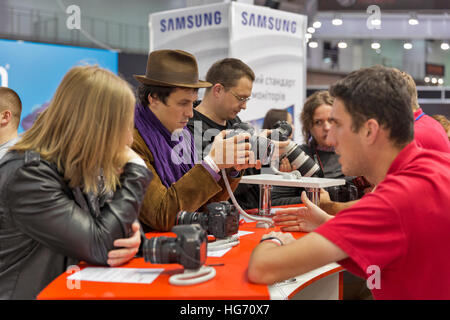 I visitatori non riconosciuta di collaudo macchine fotografiche professionali a Canon stand durante la CEE 2016. Foto Stock