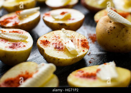 Materie di patate con il burro e la massa di pepe rosso Foto Stock