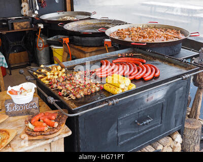 Tipica ungherese colorato street food inclusi salsicce, Shaslik, il gulasch, e Kukorica (Mais). Foto Stock