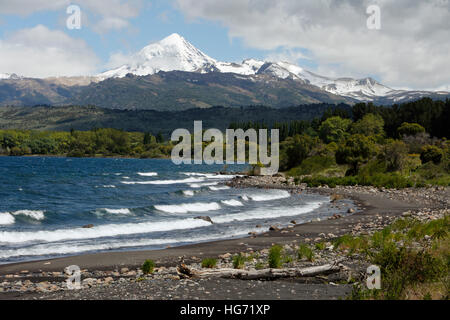 Volcan Lanin stratovulcano e Lago Huechulafquen, Lanin National Park, vicino a Junin de los Andes, nel distretto del lago, Argentina Foto Stock