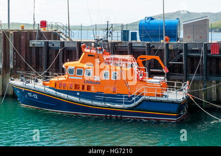 Severn classe scialuppa di salvataggio, RNLB Edna Windsor stanza a Castlebay sulla barra nelle Ebridi Esterne. Foto Stock