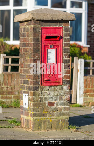 Red Royal Mail montato a parete letter box. Postbox. Cassetta postale. Foto Stock