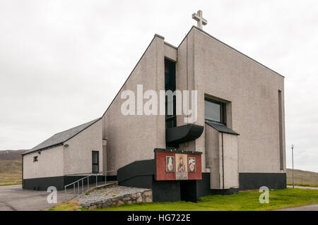 La chiesa Modernista di Nostra Signora dei Dolori a Garrynamonie su South Uist nelle Ebridi Esterne. Foto Stock