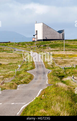 La chiesa Modernista di Nostra Signora dei Dolori a Garrynamonie su South Uist nelle Ebridi Esterne. Foto Stock