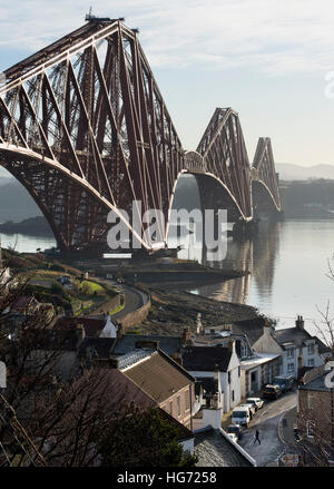 Il Ponte di Forth Rail visto dal villaggio di North Queensferry guardando verso sud sul Firth of Forth. Foto Stock