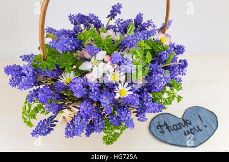 Bluebell bouquet di fiori in un cesto di vimini Foto Stock