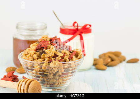 Granola muesli cereali con frutta secca in una ciotola con il latte Foto Stock