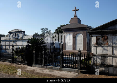 NEW ORLEANS, LA: tombe nel cimitero di Lafayette, situato nel Quartiere Garden. 11/14/16 Foto Stock