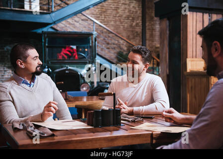 Felice nizza uomini avente una discussione Foto Stock