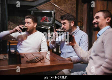 Felice nizza uomini avente la birra Foto Stock