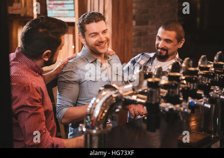 Positivo uomo bello godersi la loro conversazione Foto Stock