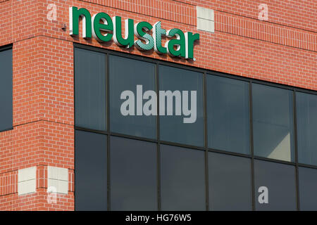 Un logo segno al di fuori della sede di Neustar Inc., in sterline, Virginia su dicembre 31, 2016. Foto Stock