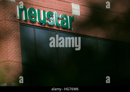 Un logo segno al di fuori della sede di Neustar Inc., in sterline, Virginia su dicembre 31, 2016. Foto Stock