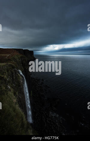 Kilt Rock e Mealt cascata sull'Isola di Skye in Scozia Foto Stock