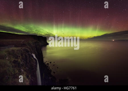 Aurora su Mealt Falls, Isola di Skye in Scozia Foto Stock