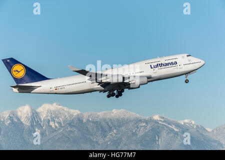 Lufthansa Boeing Wide Body 747-400 salita dopo il decollo dall'Aeroporto Internazionale di Vancouver Foto Stock