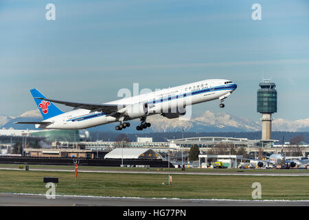 "China Southern' Boeing 777 airborne dopo il decollo dall'Aeroporto Internazionale di Vancouver. Foto Stock