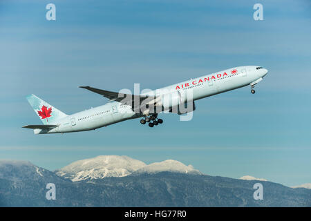 Air Canada Boeing 777-333ER airborne dopo il decollo dall'Aeroporto Internazionale di Vancouver. Foto Stock