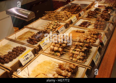 Un contatore di yakitori alla Stazione di Shinjuku a Tokyo in Giappone Foto Stock