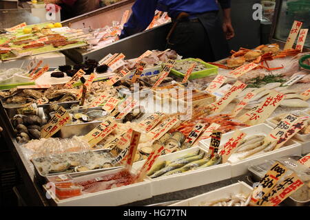 Piatti a base di frutti di mare freschi per la vendita al mercato Tsukiji a Tokyo in Giappone Foto Stock