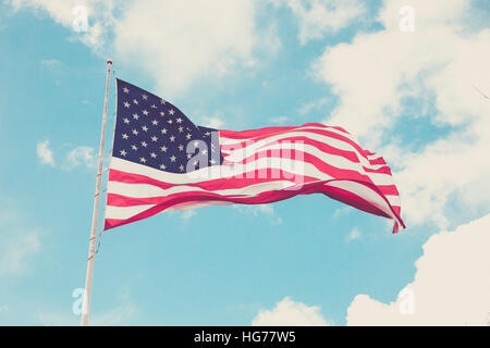 Una bandiera americana soffia il vento con un bellissimo cielo Foto Stock