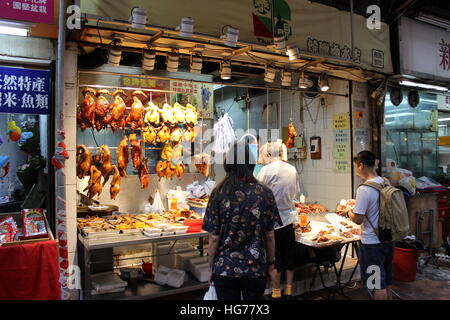 Un anatra arrosto venditore in Mong Kok, Kowloon, Hong Kong Foto Stock