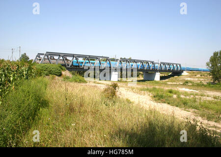 Treno che passa sopra il ponte Foto Stock