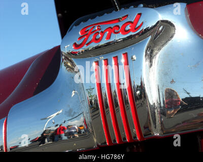 Retrò vintage/// vecchia auto antichi. Close-up di Ford logo sulla parte anteriore del veicolo. Foto Stock