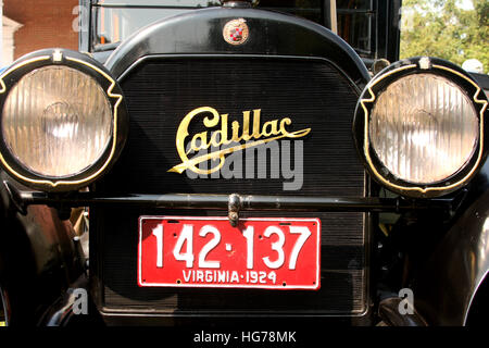 Retrò vintage/// vecchia auto antichi. Parte anteriore del veicolo, con logo Cadillac/ simbolo su di esso. Foto Stock