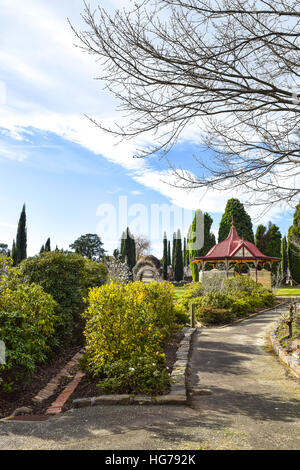 Una tranquilla passeggiata attraverso un cimitero giardino in una giornata di sole in Ballarat, Victoria, Australia. Foto Stock