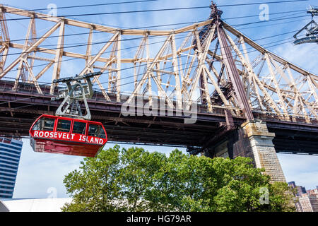 New York City, NY NYC East River, Roosevelt Island Tram, pendolari, ed Koch Queensboro Bridge, NY160723008 Foto Stock