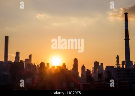 New York City, New York NYC Queens, Long Island City, vista, skyline di Manhattan, edifici, tramonto, raggi solari, arancione, giallo, silhouette, camino, NY160723094 Foto Stock