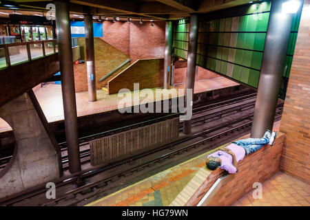 New York City,NY NYC Queens,Long Island City,21st Street,Queensbridge,41st Avenue,stazione,metropolitana,MTA,tracce,Black adult,adults,man men maschio,sleeping,N Foto Stock