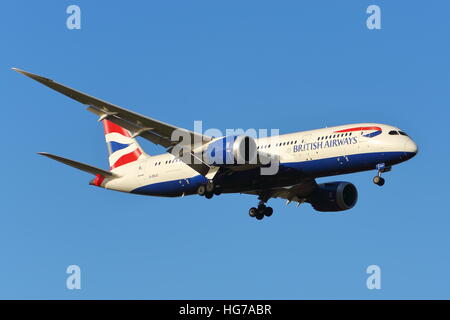 British Airways Boeing Dreamliner 787-8 G-ZBJC atterraggio all'Aeroporto Heathrow di Londra, Regno Unito Foto Stock