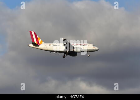 Germanwings Airbus A319 D-AKNH atterraggio all'Aeroporto Heathrow di Londra, Regno Unito Foto Stock