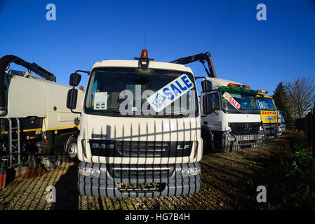 In vendita segno nella finestra di camion usati in concessionaria regno unito Foto Stock