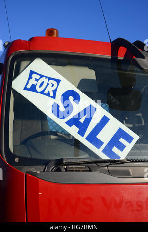 In vendita segno nella finestra di camion usati in concessionaria regno unito Foto Stock