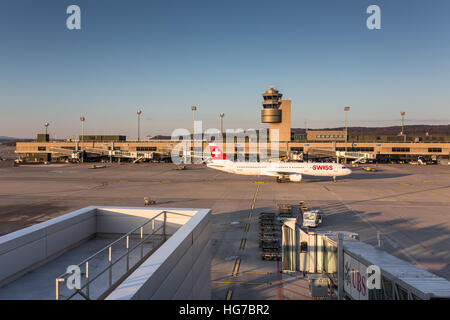 Zurigo - 3 Dicembre: piani preparando per prendere il via presso l'aeroporto internazionale di Zurigo (Flughafen Zürich) di Kloten, Svizzera Foto Stock