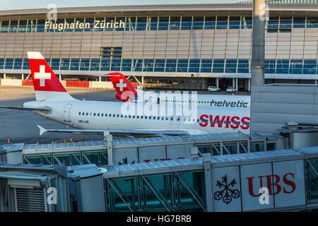 Zurigo - 3 Dicembre 2016: aerei preparando per prendere il via presso l'aeroporto internazionale di Zurigo (Flughafen Zurich) di Kloten, Svizzera Foto Stock