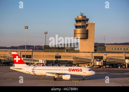 Zurigo - 3 Dicembre: piani preparando per prendere il via presso l'aeroporto internazionale di Zurigo (Flughafen Zürich) di Kloten, Svizzera Foto Stock