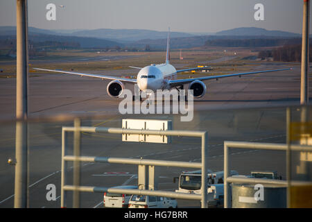 Zurigo - 3 Dicembre: piani preparando per prendere il via presso l'aeroporto internazionale di Zurigo (Flughafen Zürich) di Kloten, Svizzera Foto Stock