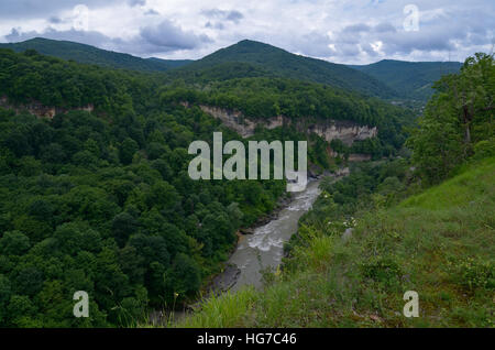 Valle del fiume di montagna Belaya. Repubblica di Adygea. Caucaso occidentale. La Russia Foto Stock