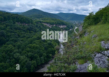 Valle del fiume di montagna Belaya. Repubblica di Adygea. Caucaso occidentale. La Russia Foto Stock